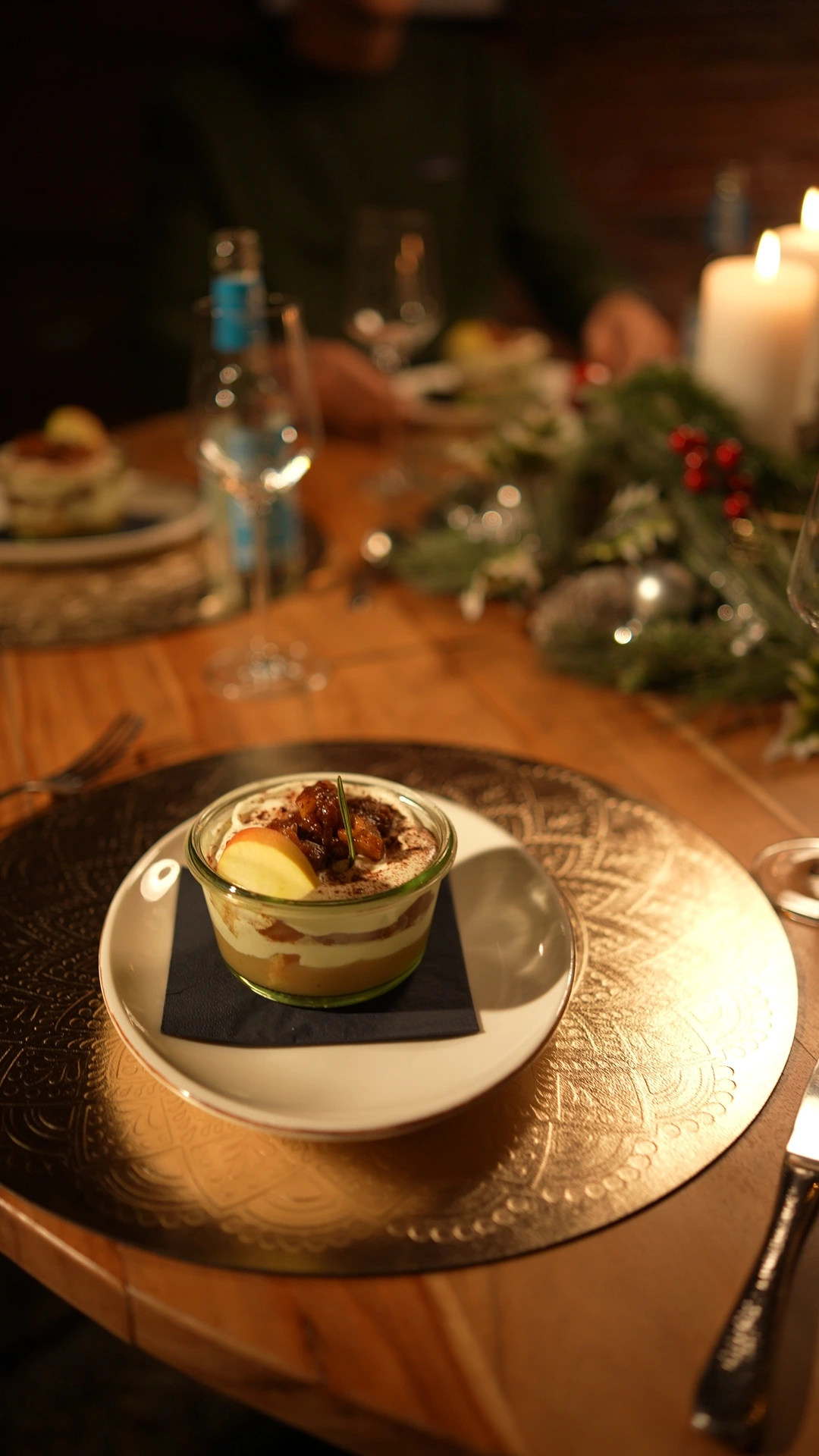 Dessert Im Glas Auf Festlich Gedecktem Tisch