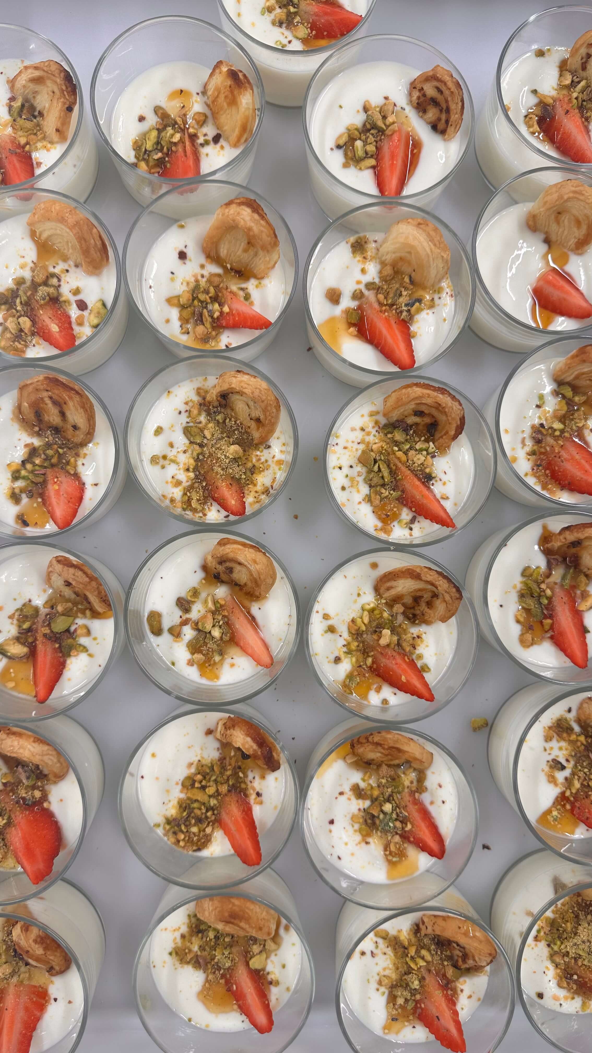 Joghurt Dessert Mit Erdbeeren Und Pistazien Im Glas