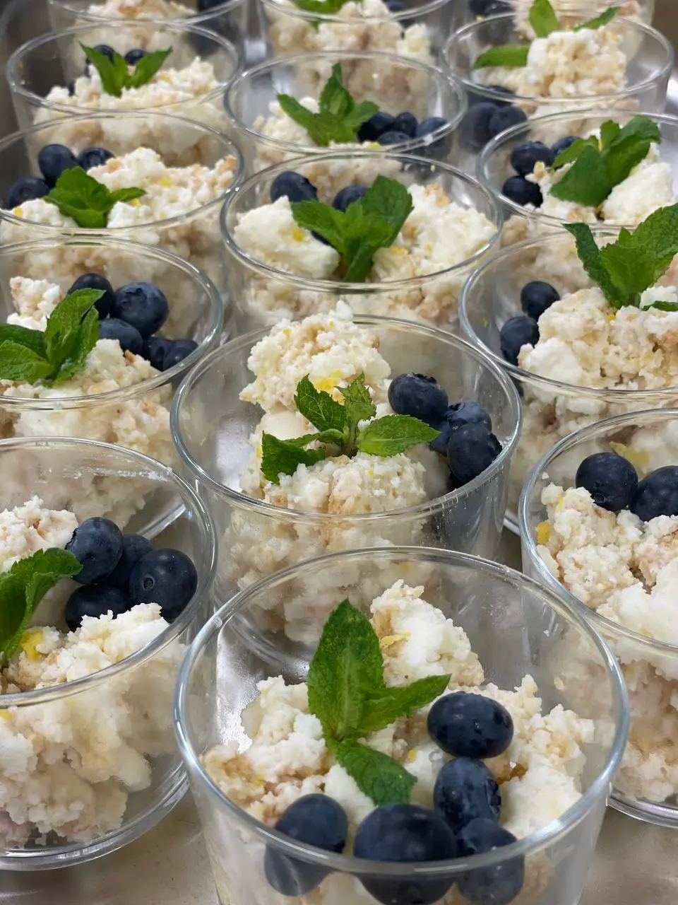 Joghurt Dessert Mit Heidelbeeren Und Minze