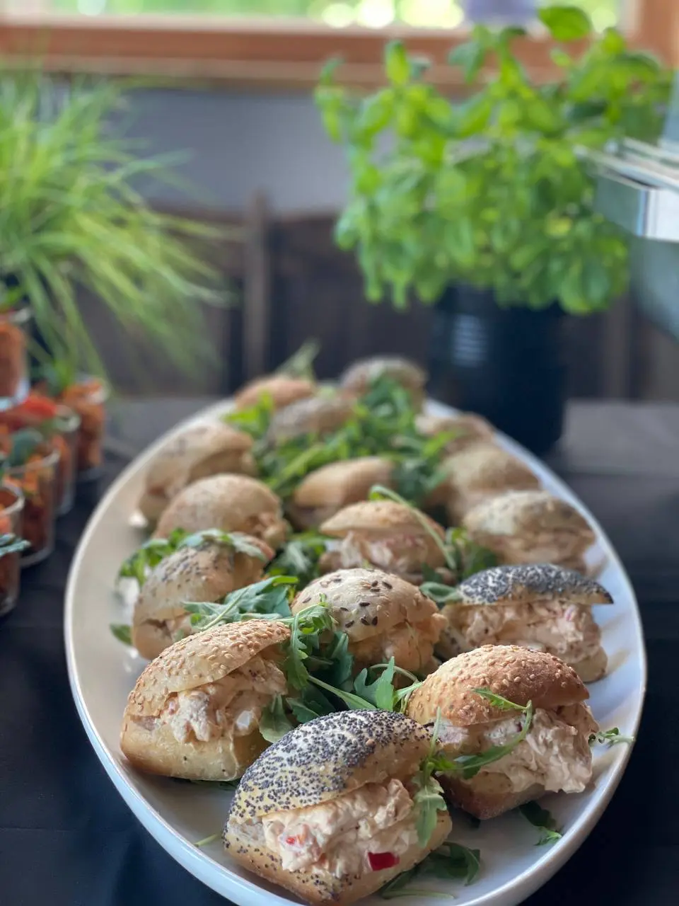 Mini Brötchen Mit Cremefüllung Und Rucola Catering
